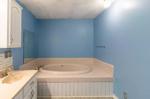 Bath - 211 Ezzard Ave, Dalton, GA 30720 photo 2 of 5