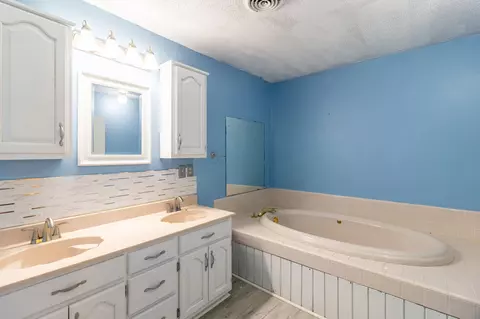 Bath - 211 Ezzard Ave, Dalton, GA 30720 photo 3 of 5