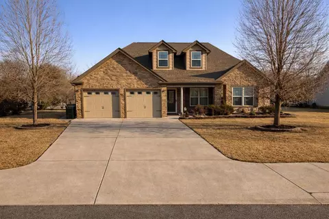 288 Honeyberry Ln, Rossville, GA 30741
