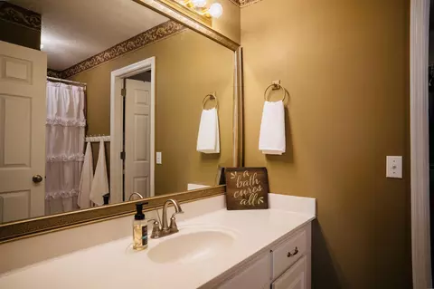 Bath - 12811 Thatch Rd, Harrison, TN 37341 photo 2 of 4