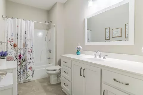 Bath - 279 Kempton Ln, Dalton, GA 30721 photo 1 of 4