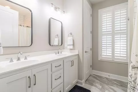 Bath - 279 Kempton Ln, Dalton, GA 30721 photo 2 of 4