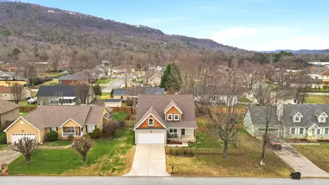 157 Willow Creek Dr, Soddy Daisy, TN 37379