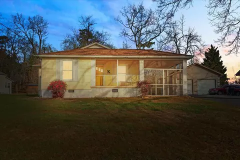 195 S Elmwood St, Rossville, GA 30741