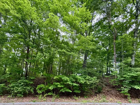 1988 Warwickshire Dr, Soddy Daisy, TN 37379