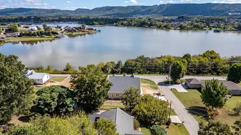 8211 Snow Hill Rd, Ooltewah, TN 37363