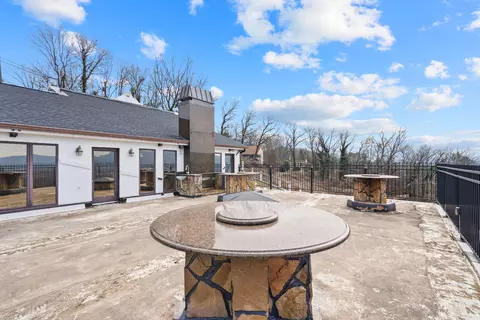 551 W Shadowlawn Dr, Chattanooga, TN 37404