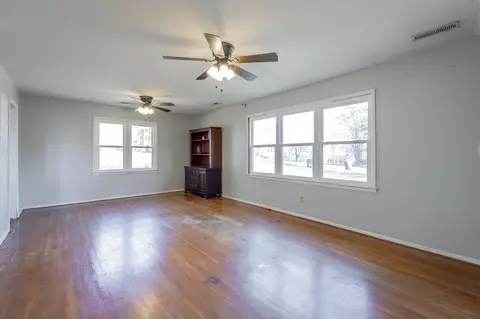 Living - 210 Ruby St, Bridgeport, AL 35740 photo 2 of 4