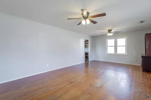 Living - 210 Ruby St, Bridgeport, AL 35740 photo 1 of 4