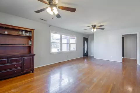 Living - 210 Ruby St, Bridgeport, AL 35740 photo 3 of 4