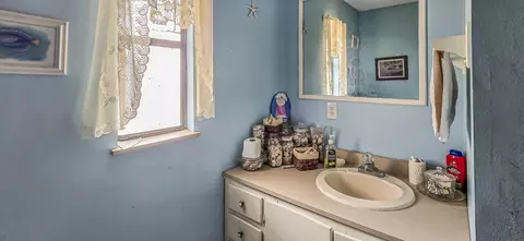 Bath - 8049 Beechtop Way, Corryton, TN 37721 photo 2 of 3