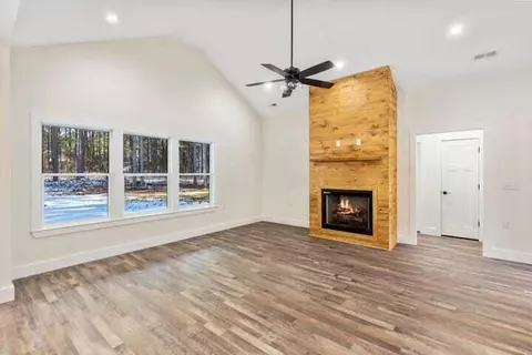 Living - 207 Mountain View Cir, Ocoee, TN 37361 photo 3 of 3