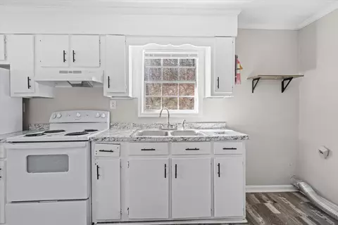 Kitchen - 3950 S Dixie Rd, Dalton, GA 30721 photo 2 of 5