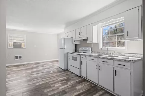 Kitchen - 3950 S Dixie Rd, Dalton, GA 30721 photo 3 of 5
