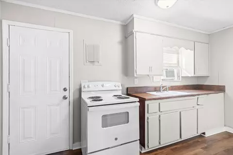 Kitchen - 3950 S Dixie Rd, Dalton, GA 30721 photo 4 of 5