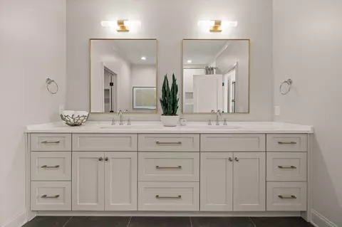 Bath - 1890 Dawson Cir, Chattanooga, TN 37421 photo 3 of 7