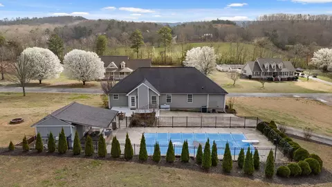 97 Valley Gln, Trenton, GA 30752