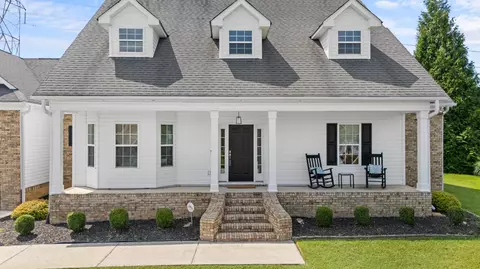 8746 Streamside Dr, Ooltewah, TN 37363