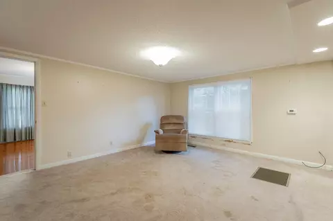 Living - 1010 Main St, Kimball, TN 37347 photo 3 of 8