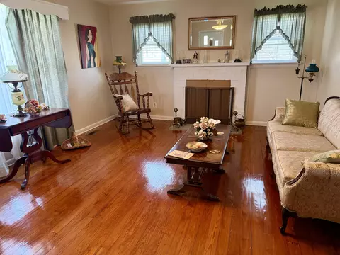 Living - 1010 Main St, Kimball, TN 37347 photo 2 of 8