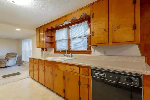 Kitchen - 1010 Main St, Kimball, TN 37347 photo 3 of 4