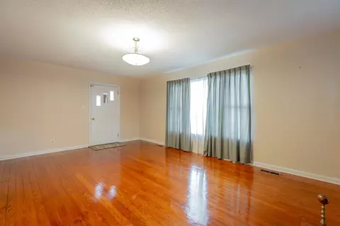 Living - 1010 Main St, Kimball, TN 37347 photo 5 of 8