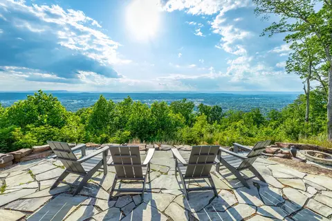 8269 Balata Dr, Ooltewah, TN 37363