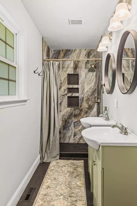 Bath - 98 Battleview Dr, Ringgold, GA 30736 photo 1 of 4
