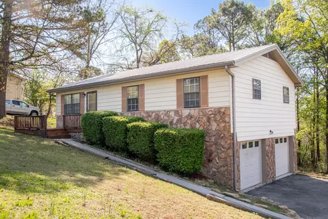 923 Crest Dr, Chickamauga, GA 30707