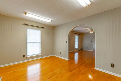Living - 204 Dodd Rd, Ringgold, GA 30736 photo 5 of 11