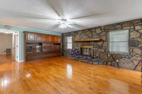 Living - 204 Dodd Rd, Ringgold, GA 30736 photo 2 of 11