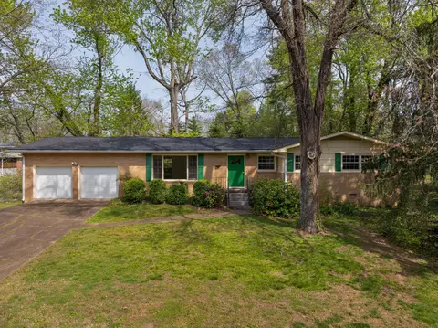1006 Crown Point Rd E, Signal Mountain, TN 37377