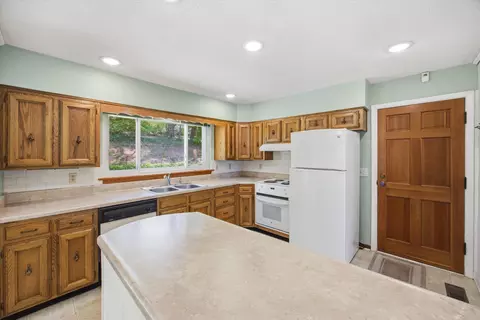 Kitchen - 1346 Phils Dr, Chattanooga, TN 37421 photo 2 of 4