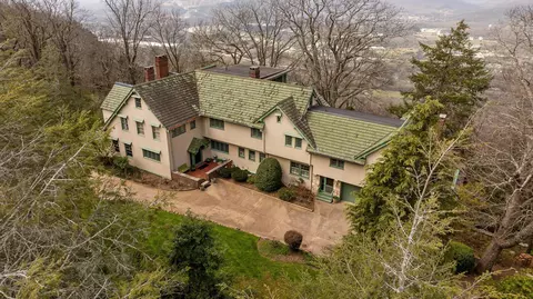 588 W Brow Rd, Lookout Mountain, TN 37350