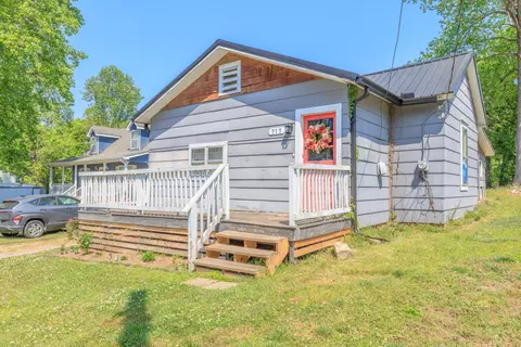717 W 12th St, Chickamauga, GA 30707