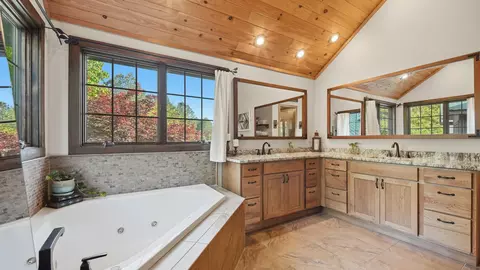 Bath - 169 Cherokee Ridge Dr, Ocoee, TN 37361 photo 4 of 8