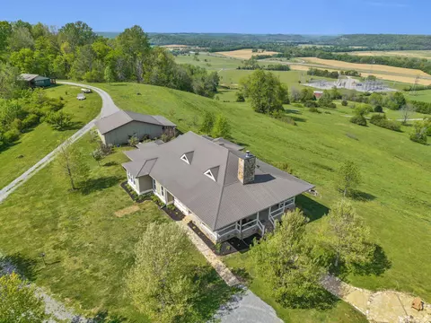 39 Fayetteville Rd, Fayetteville, TN 37334