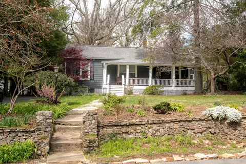 302 Laurel Ln, Lookout Mountain, TN 37350