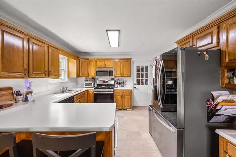Kitchen - 207 Eagle Landing Dr, Flintstone, GA 30725 photo 2 of 5