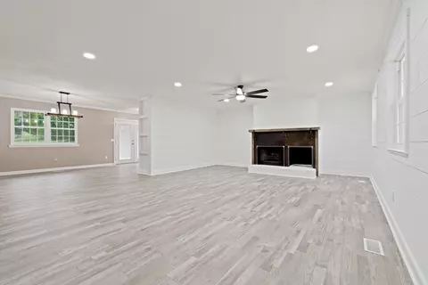 Living - 9422 E Brainerd Rd, Chattanooga, TN 37421 photo 1 of 8