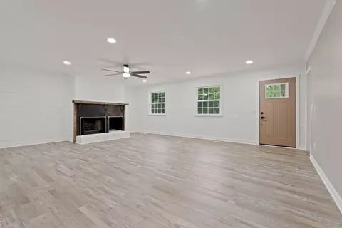 Living - 9422 E Brainerd Rd, Chattanooga, TN 37421 photo 3 of 8