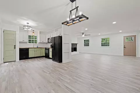 Living - 9422 E Brainerd Rd, Chattanooga, TN 37421 photo 7 of 8
