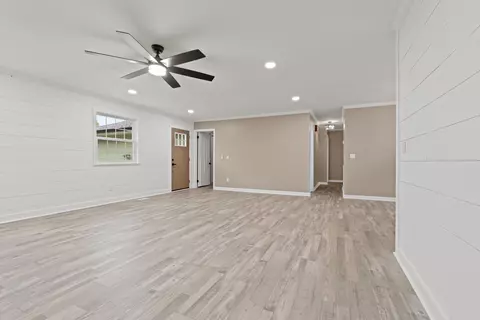 Living - 9422 E Brainerd Rd, Chattanooga, TN 37421 photo 2 of 8