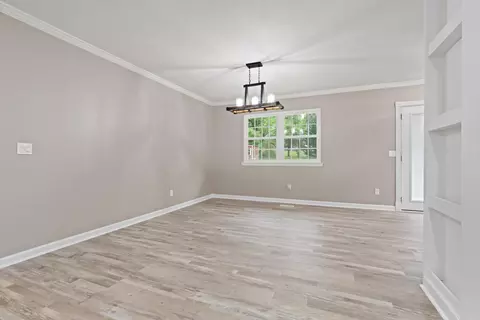 Living - 9422 E Brainerd Rd, Chattanooga, TN 37421 photo 6 of 8