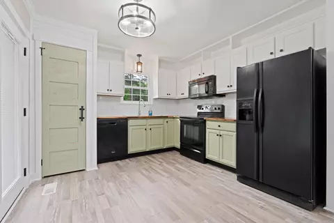 Kitchen - 9422 E Brainerd Rd, Chattanooga, TN 37421 photo 1 of 2