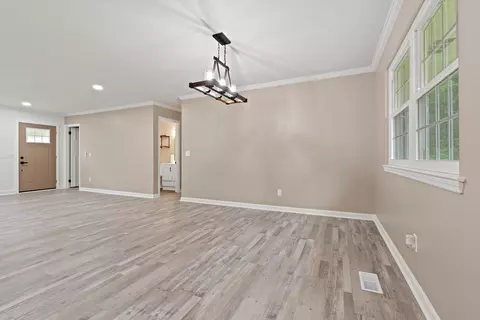 Living - 9422 E Brainerd Rd, Chattanooga, TN 37421 photo 8 of 8