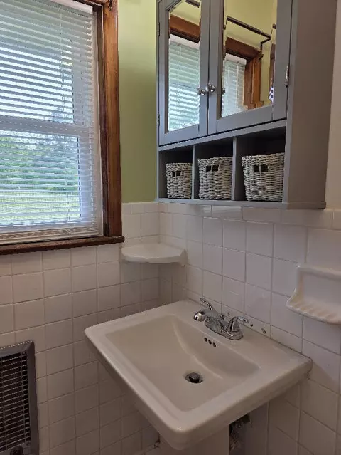 Bath - 116 Diane Dr, Dalton, GA 30721 photo 6 of 9