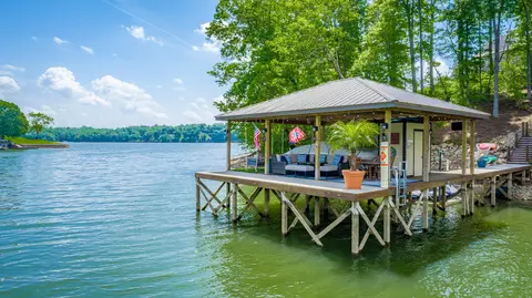 1738 Bayfront Dr, Soddy Daisy, TN 37379