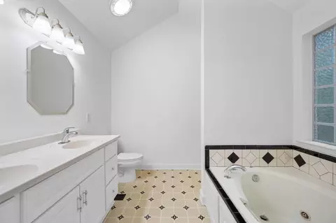 Bath - 6904 Spinmaker Cv, Ooltewah, TN 37363 photo 1 of 4