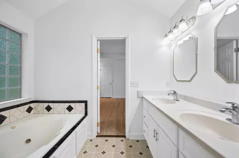 Bath - 6904 Spinmaker Cv, Ooltewah, TN 37363 photo 3 of 4